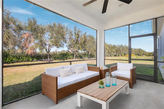 sunroom with ceiling fan