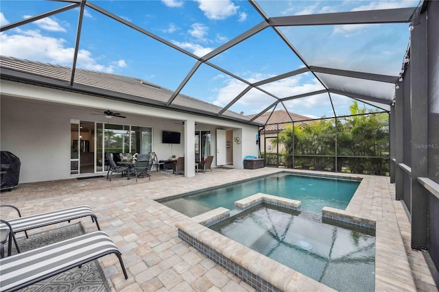 view of pool with outdoor lounge area, ceiling fan, a lanai, an in ground hot tub, and a patio area