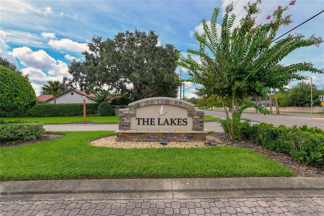 community sign featuring a yard