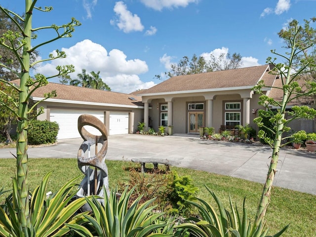 view of front of house featuring a front lawn and a garage