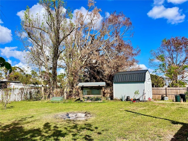 view of yard featuring a shed