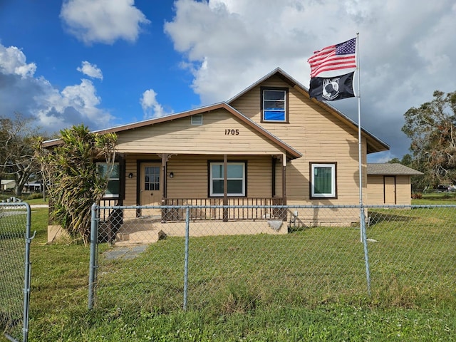 view of front of property featuring a front lawn