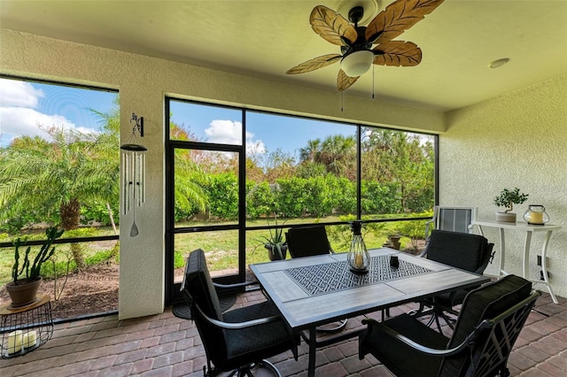 sunroom with ceiling fan