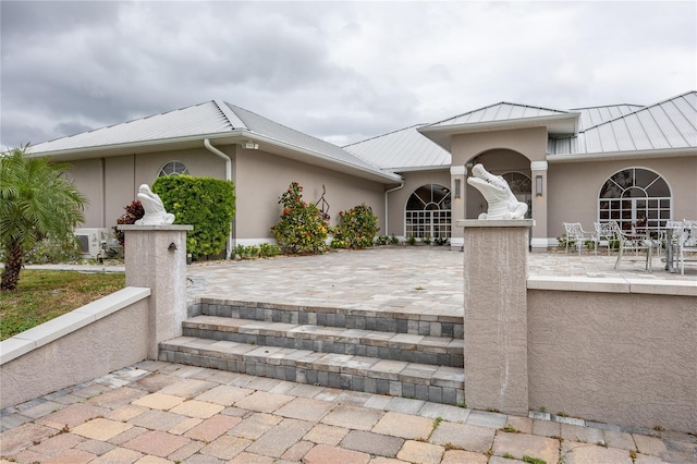 view of front facade featuring a patio area