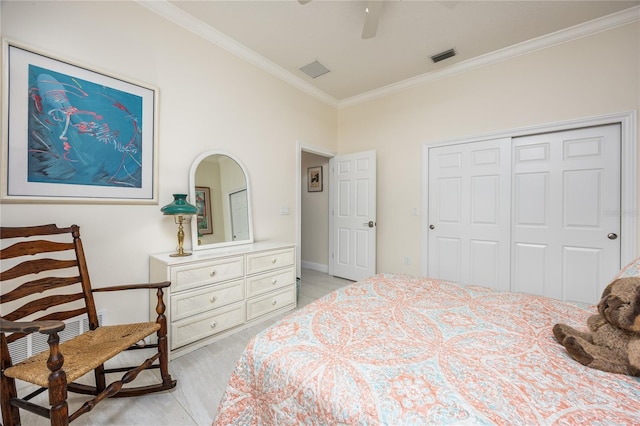 bedroom featuring ornamental molding, ceiling fan, and a closet