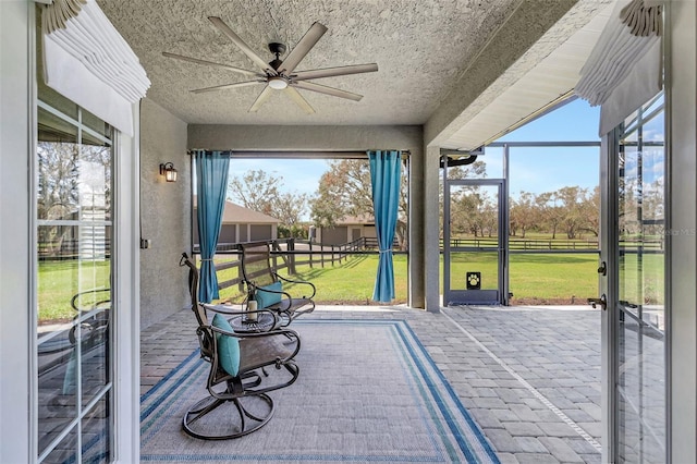 sunroom with ceiling fan