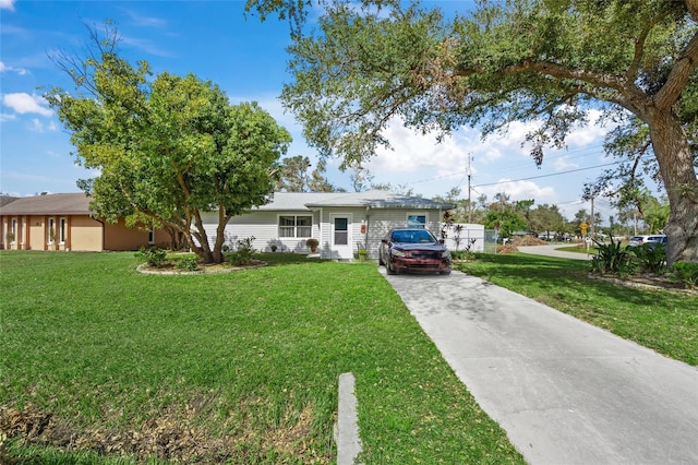 single story home with a front lawn