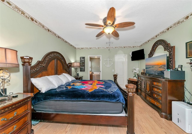 bedroom featuring a textured ceiling, light hardwood / wood-style floors, and ceiling fan