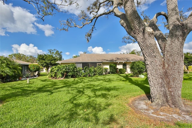 view of front facade with a front yard