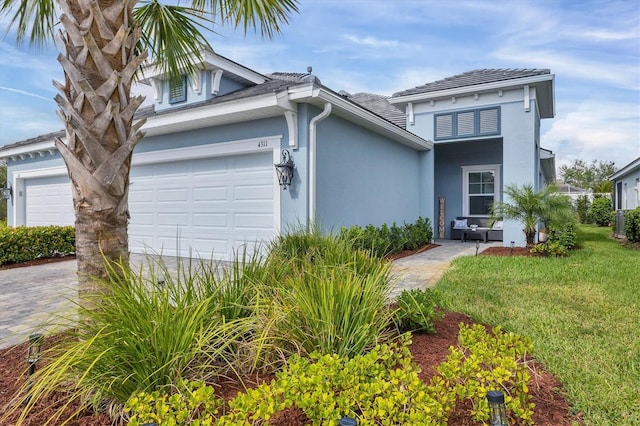 view of front of property featuring a front yard