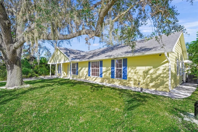 single story home featuring a front lawn