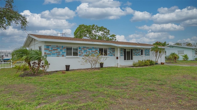 ranch-style house featuring a front yard