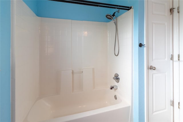 bathroom with tiled shower / bath