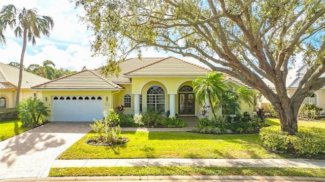 view of front facade featuring a garage and a front yard