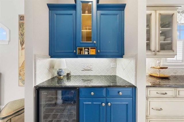 4561 Murcia Blvd Unit 13, Sarasota, FL 34238 - indoor dry bar featuring beverage cooler and backsplash