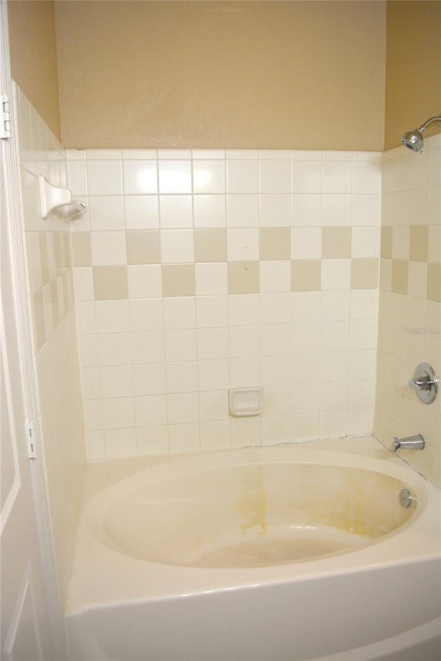 bathroom featuring tiled shower / bath