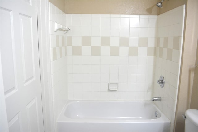 bathroom with tiled shower / bath and toilet