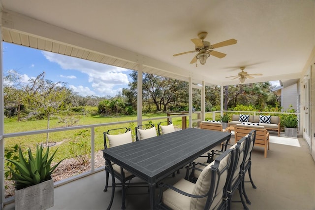 sunroom with ceiling fan