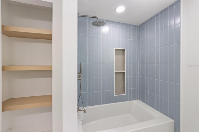 bathroom with tiled shower / bath combo