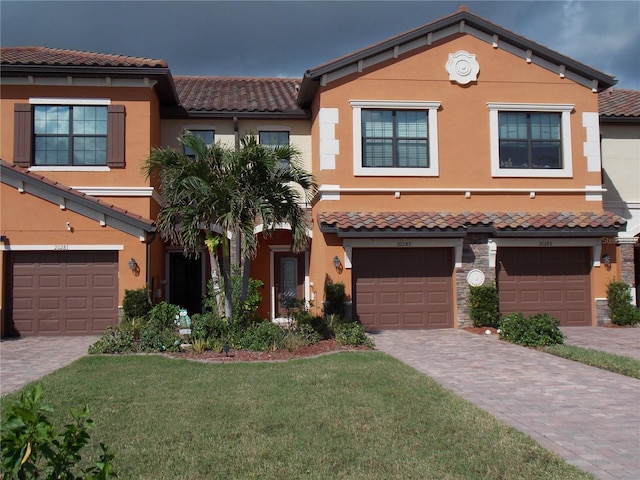 view of front facade featuring a front yard and a garage