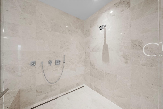 bathroom featuring a tile shower