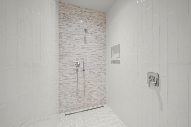 bathroom featuring a tile shower