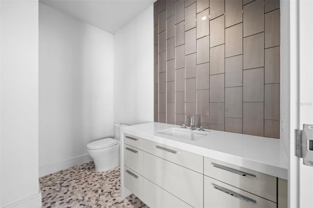 1591 Gulf Of Mexico Dr Unit 311, Longboat Key, FL 34228 - bathroom with toilet, vanity, and baseboards