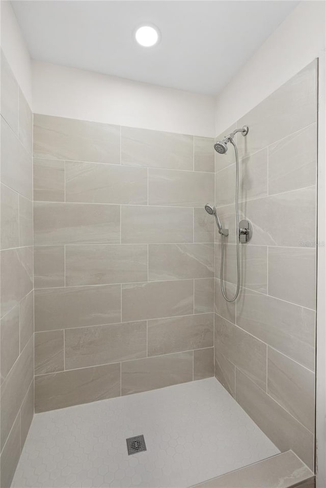 bathroom featuring a tile shower