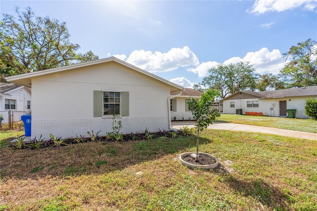 single story home featuring a front lawn