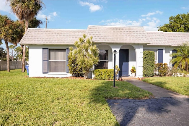 ranch-style house featuring a front lawn