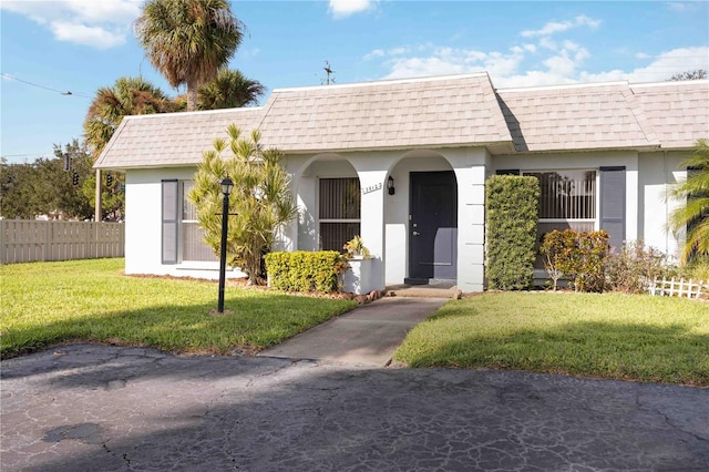 view of front of property featuring a front yard