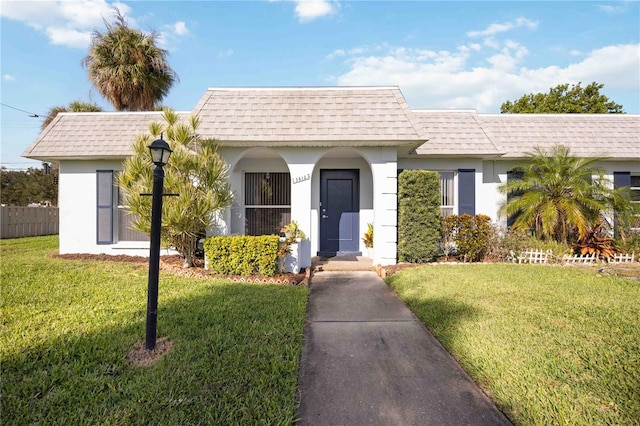 ranch-style home featuring a front lawn