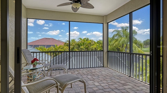 sunroom with ceiling fan