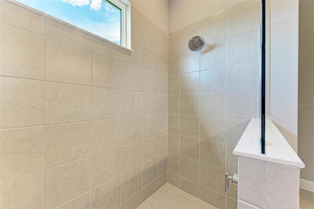 bathroom featuring a tile shower