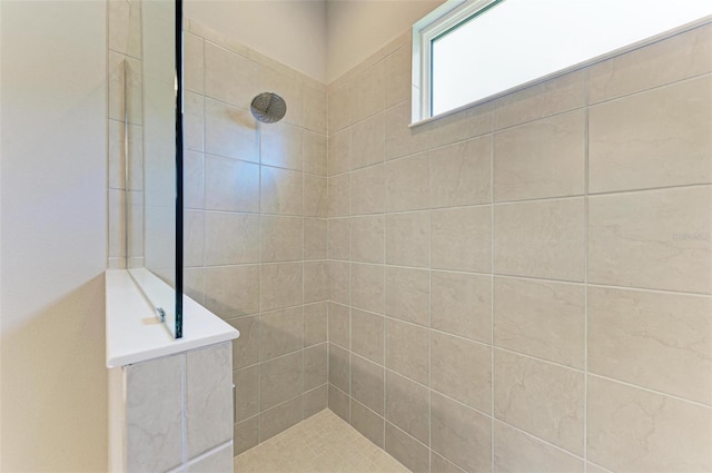 bathroom featuring tiled shower