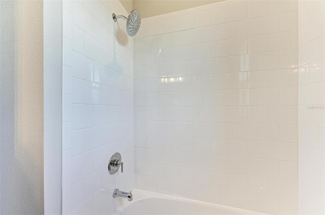 bathroom with tiled shower / bath combo