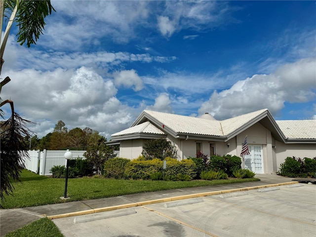 view of front of house featuring a front lawn