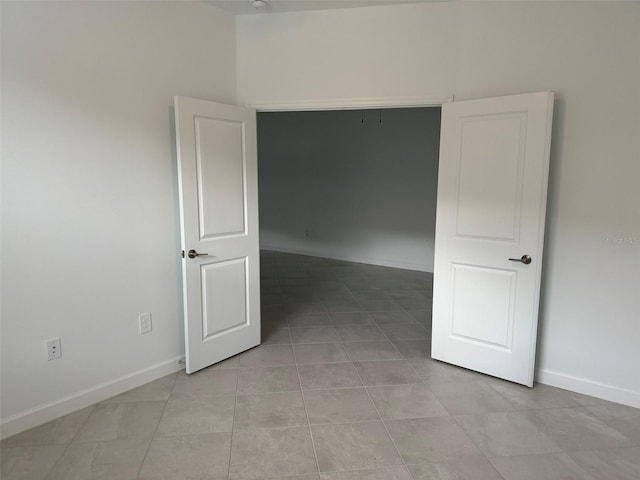 unfurnished room with light tile patterned floors