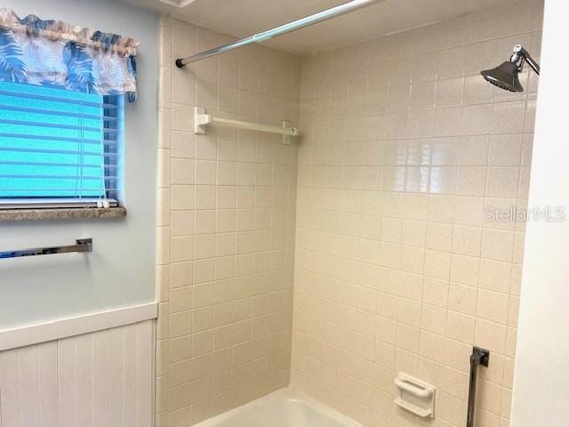3751 S School Ave Unit 29, Sarasota, FL 34239 - full bathroom featuring washtub / shower combination