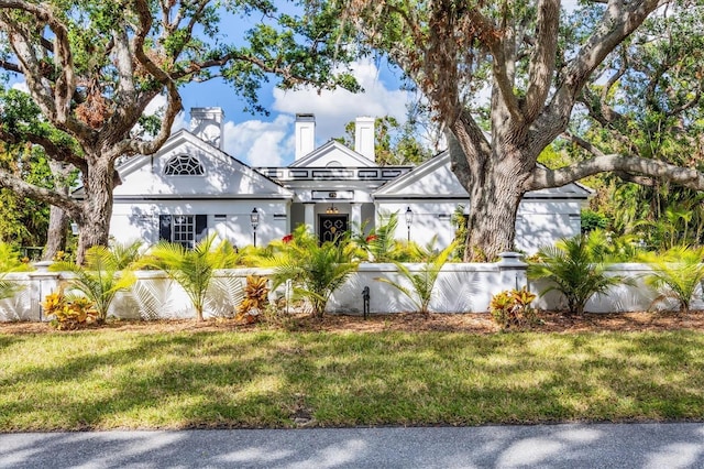 view of front of home featuring a front lawn