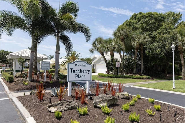 community sign with a yard