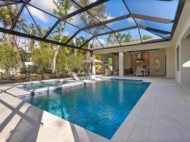 view of pool with outdoor lounge area, a lanai, ceiling fan, and a patio area