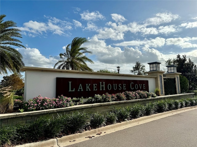 view of community / neighborhood sign