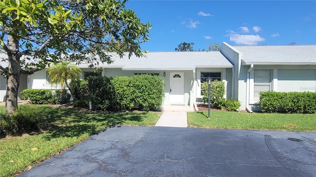 single story home featuring a front yard