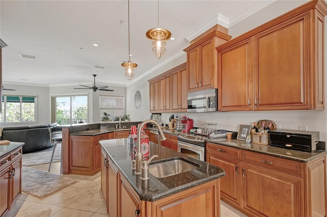 467 Canal Rd Unit 467, Sarasota, FL 34242 - kitchen with stainless steel appliances, a sink, a ceiling fan, a peninsula, and crown molding