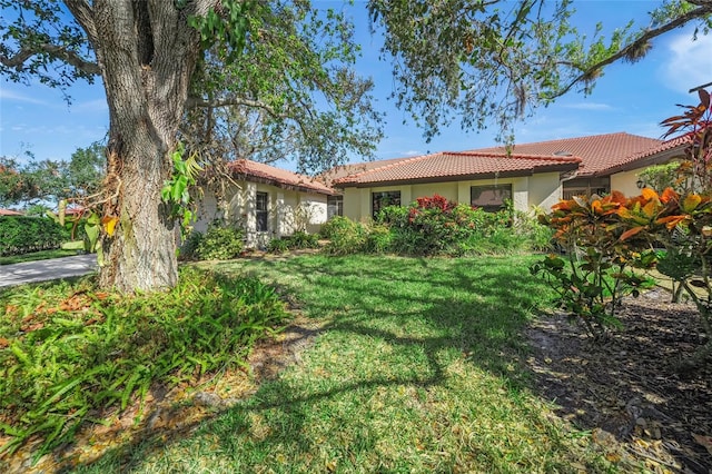 view of front of property with a front yard