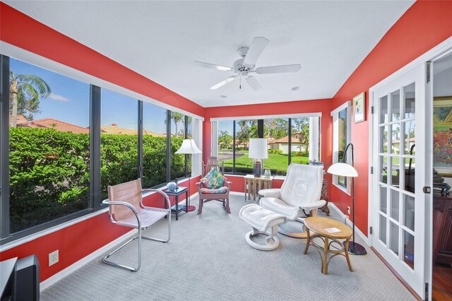 sunroom with ceiling fan