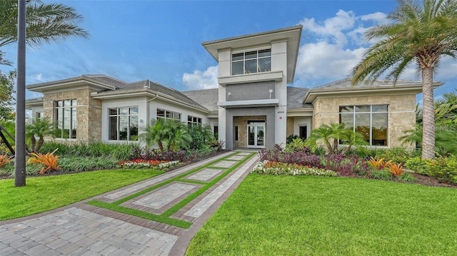 view of front of home featuring a front yard