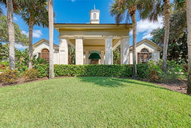 view of front facade featuring a front lawn