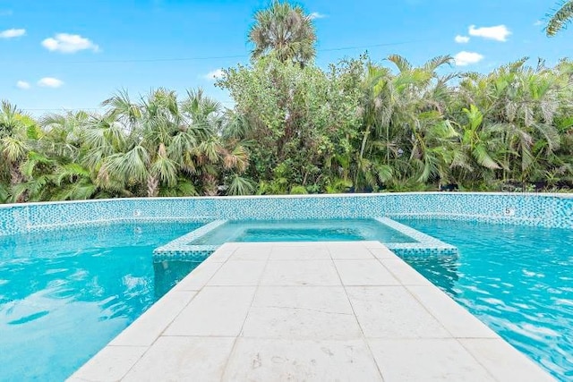 view of pool featuring an in ground hot tub